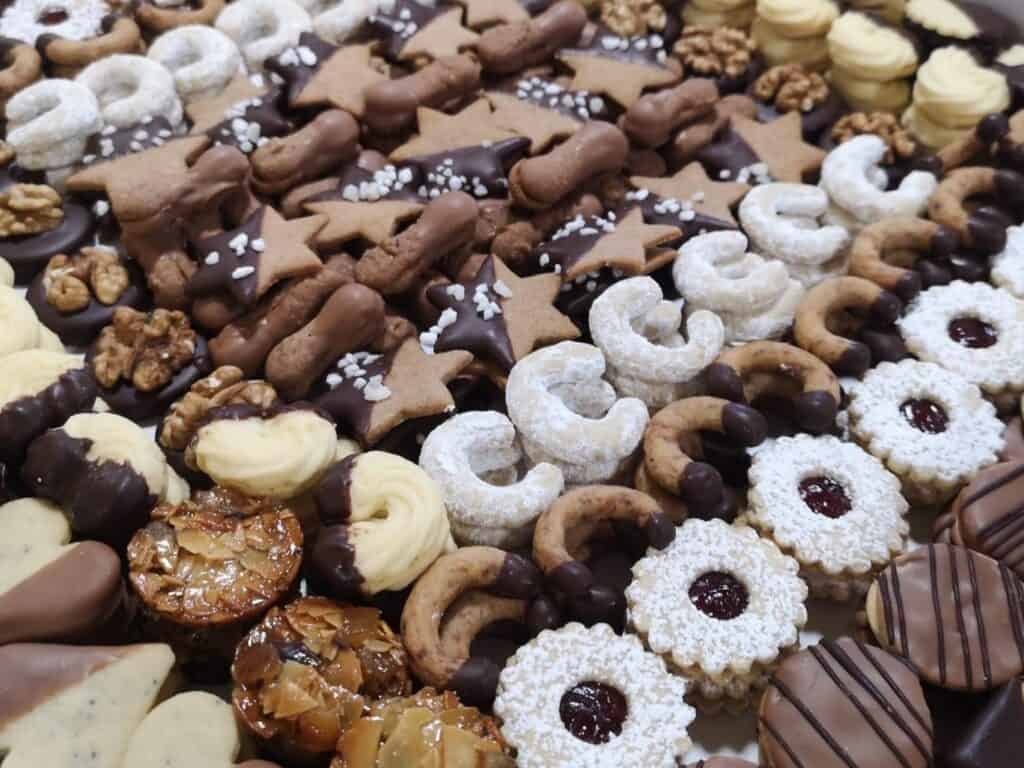 Unsere Meisterkonditorin zaubert herrliches Teegebäck für die Vorweihnachtszeit!