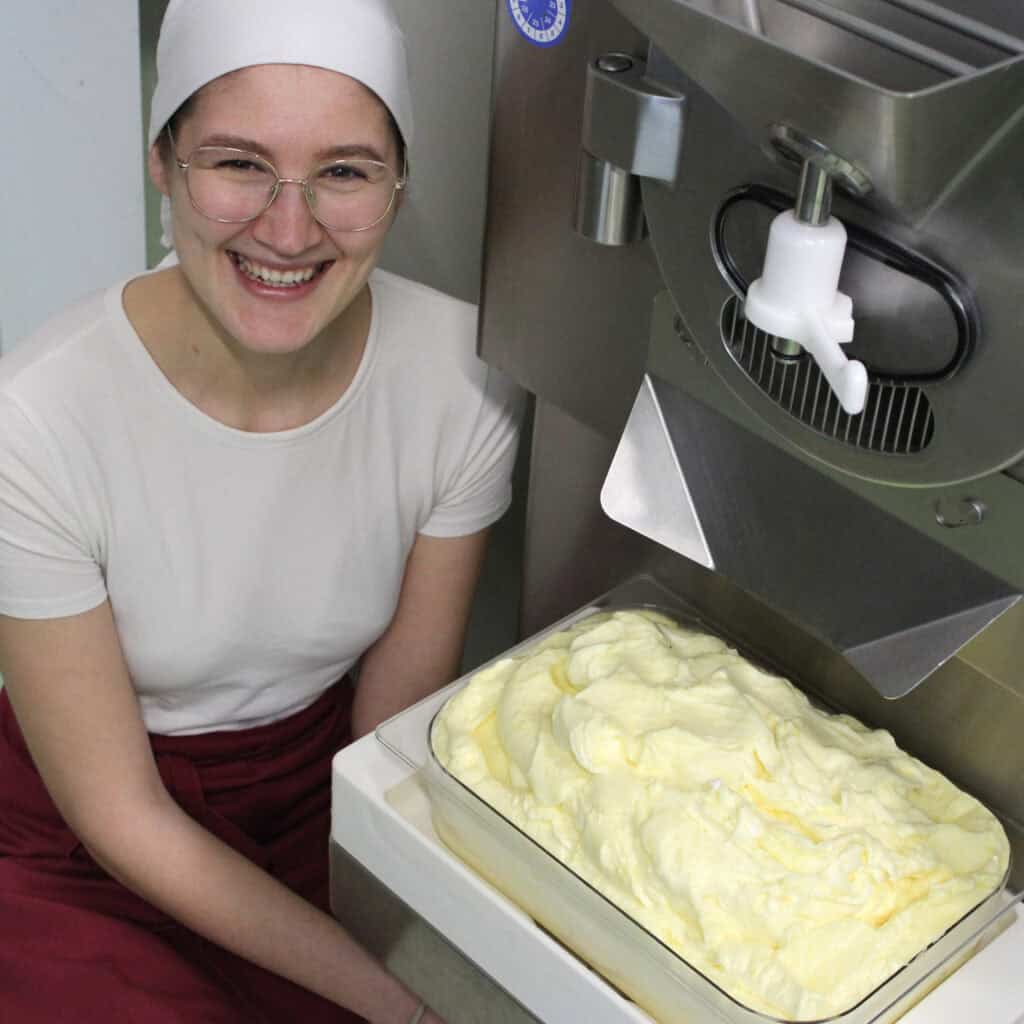 Unsere Eisproduzentin Clara stürzt sich auf die Eismaschine.