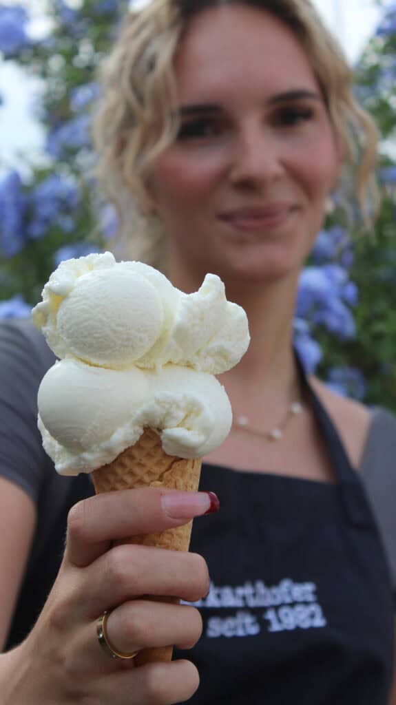 Unsere liebe Eisverkäuferin bei Purkarthofer Eis!