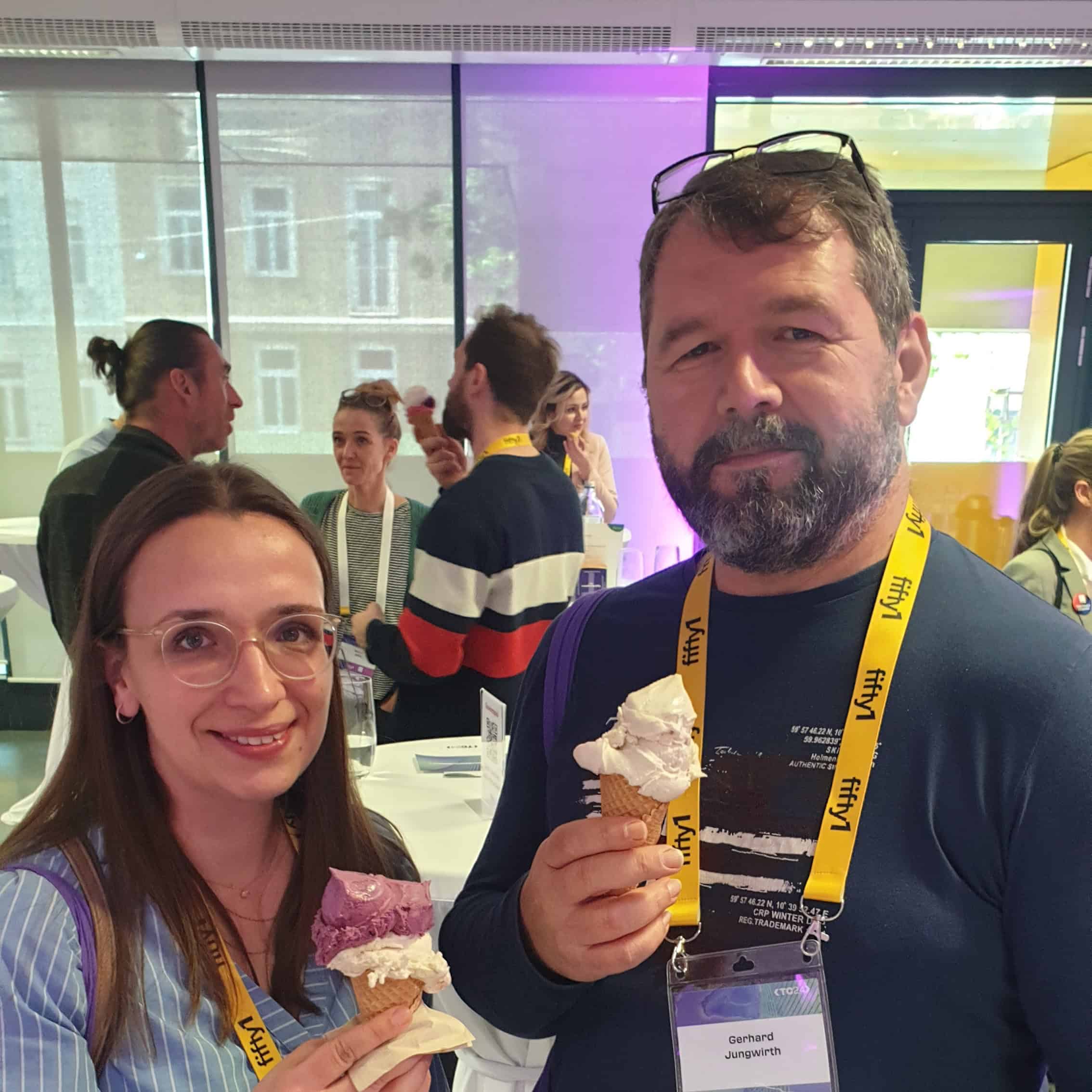 Klaus, Tommy und Angelika warten beim Transformation Camp in Wien zum ersten Mal dabei.