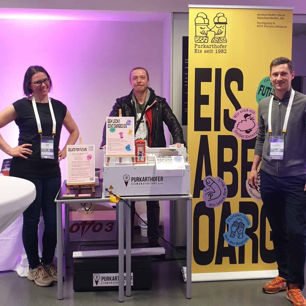 Klaus, Tommy und Angelika warten beim Transformation Camp in Wien zum ersten Mal dabei.