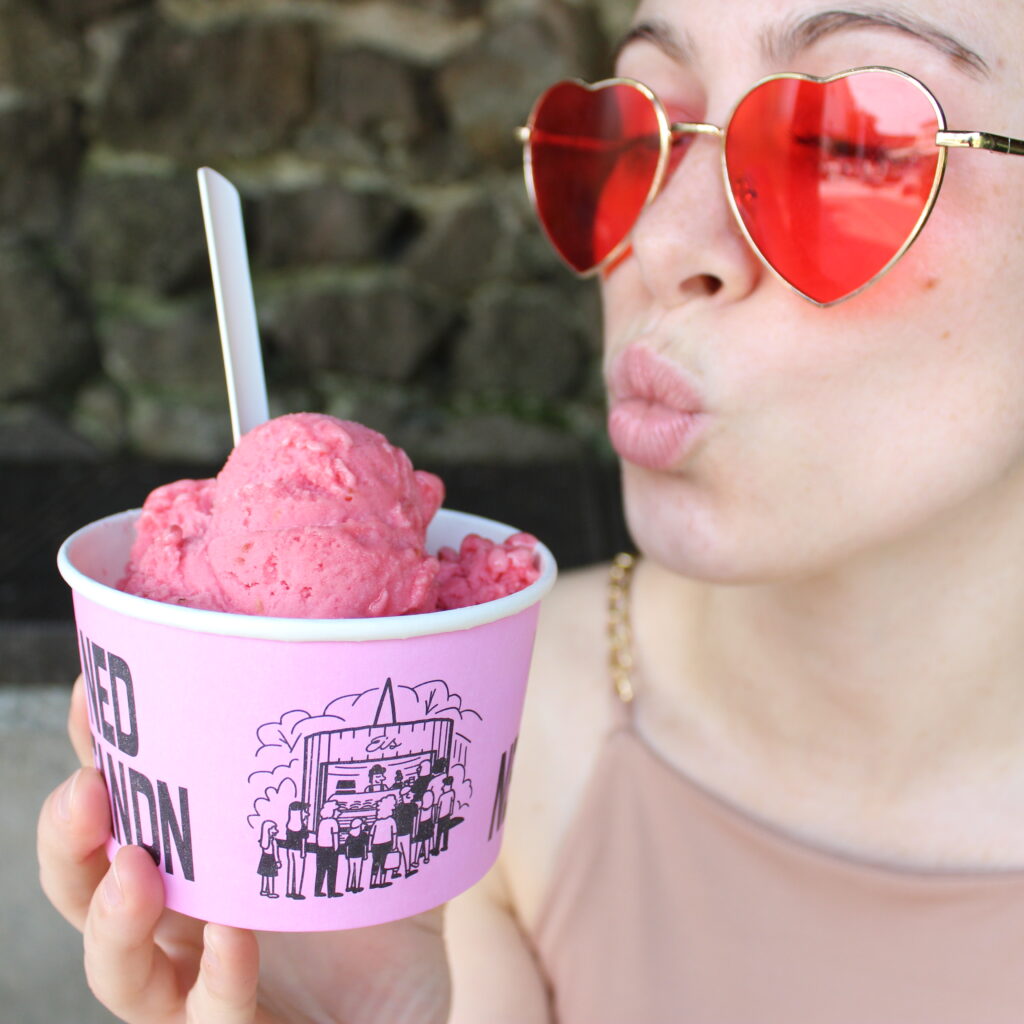 Unser Gelato for Future Himbeer-Rosmarin wird mit Birkenzucker und Birkenwasser gemacht.