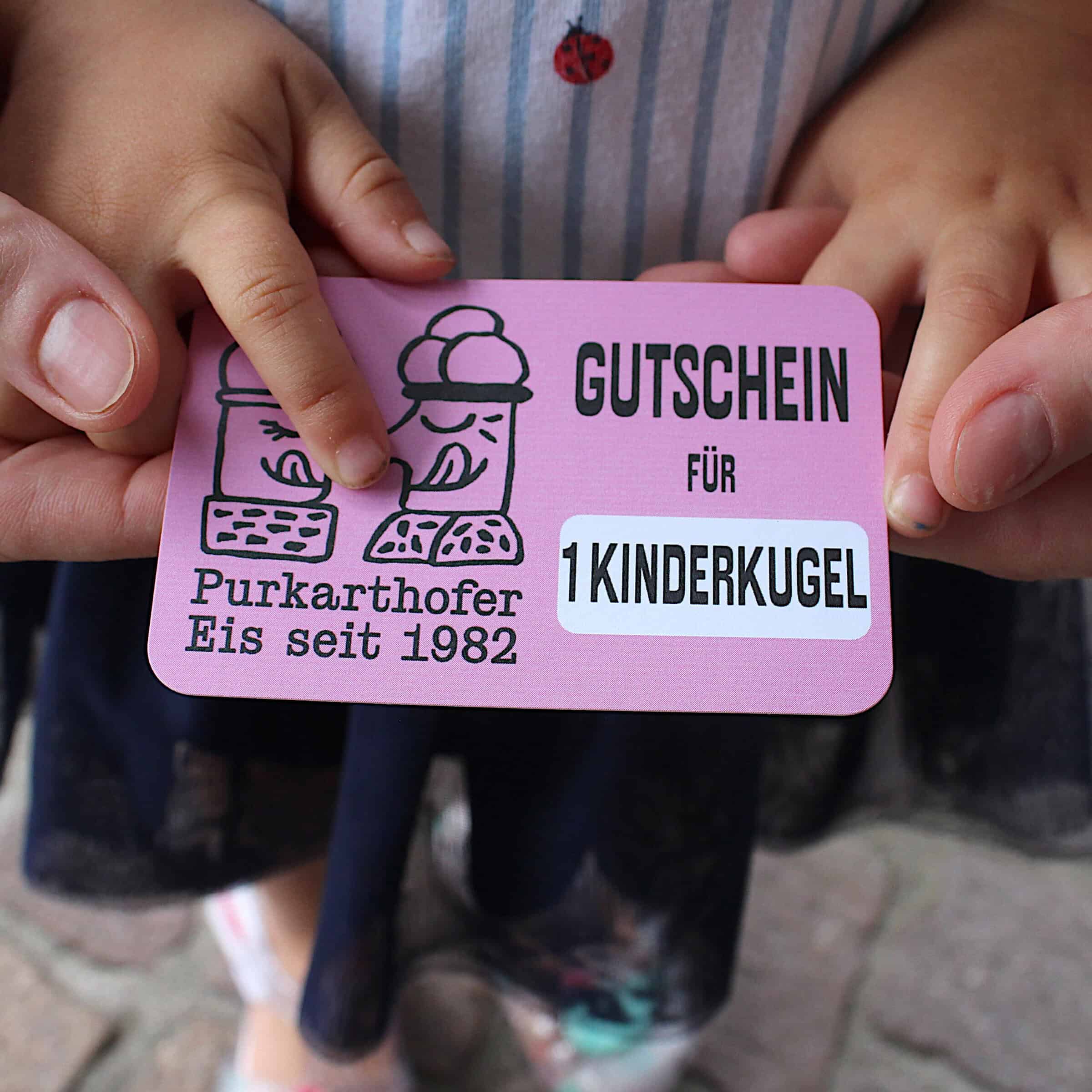 Kinder freuen sich sehr über einen Gutschein für 1 Kinderkugel.