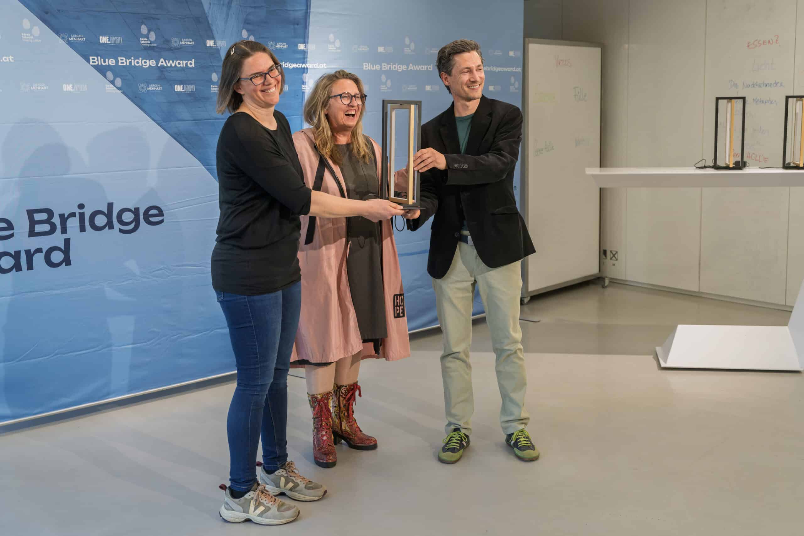 Klaus und Angelika beim Entgegennehmen vom Blue Bridge Award in Graz im Lendhafen.