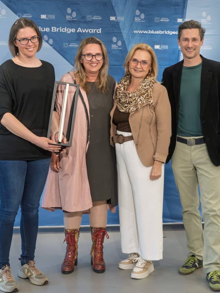 Klaus und Angelika beim Entgegennehmen vom Blue Bridge Award in Graz im Lendhafen.