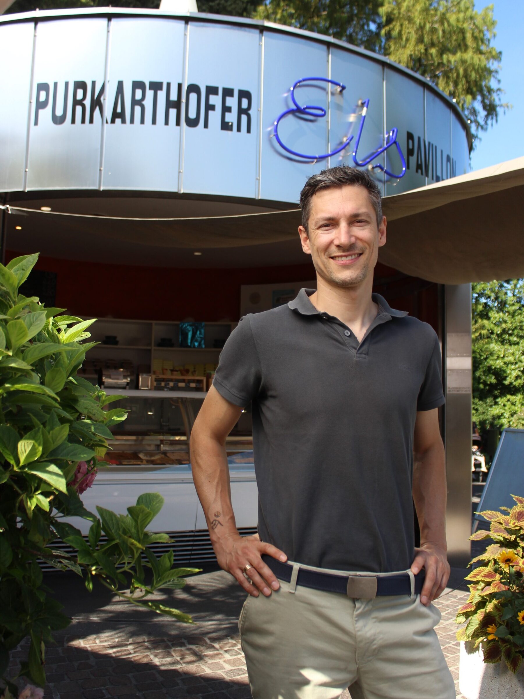 Klaus Purkarthofer vor dem Purkarthofer Eispavillon.
