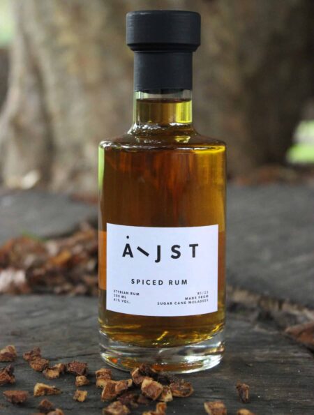 Spiced Rum von Aijst mit Orangenschalen vom Crowdfarming.
